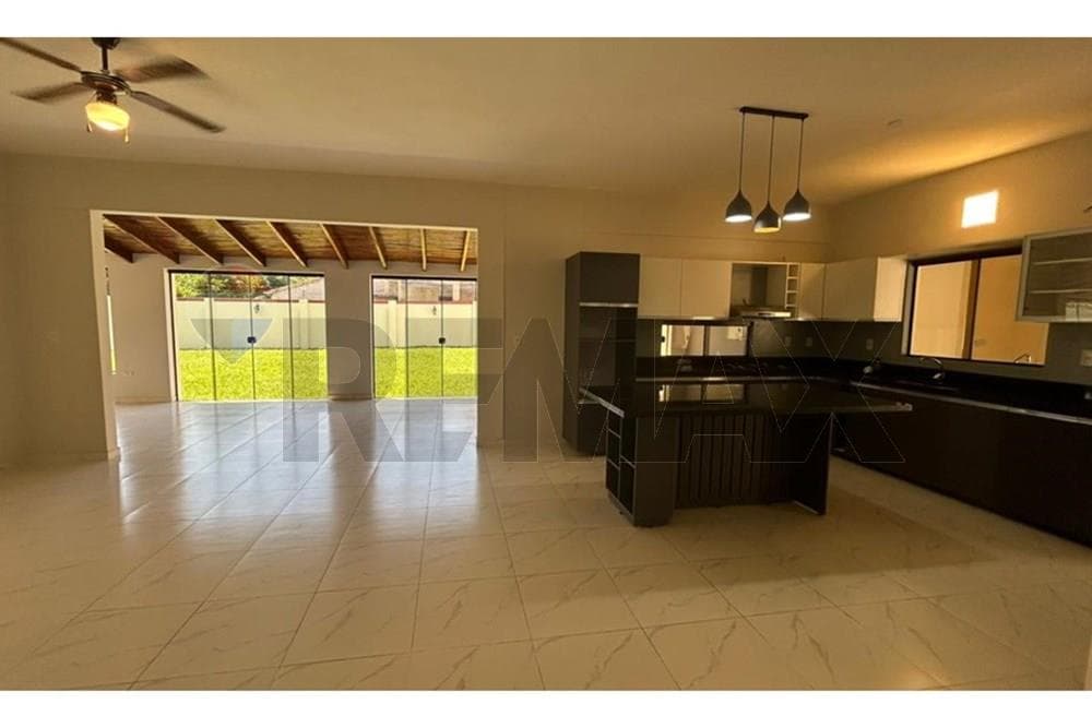 Residencia en esquina en Luque, foto 2