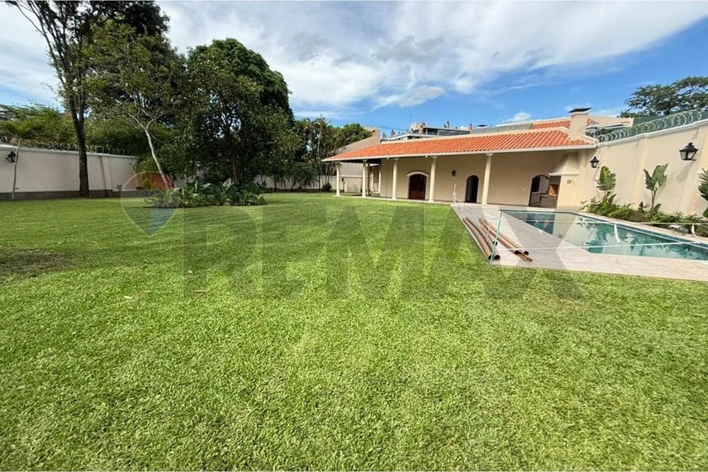 Residencia de 4 Hab en San Jorge - Terreno de 1.850 m2 c/ Salida a Dos Calles