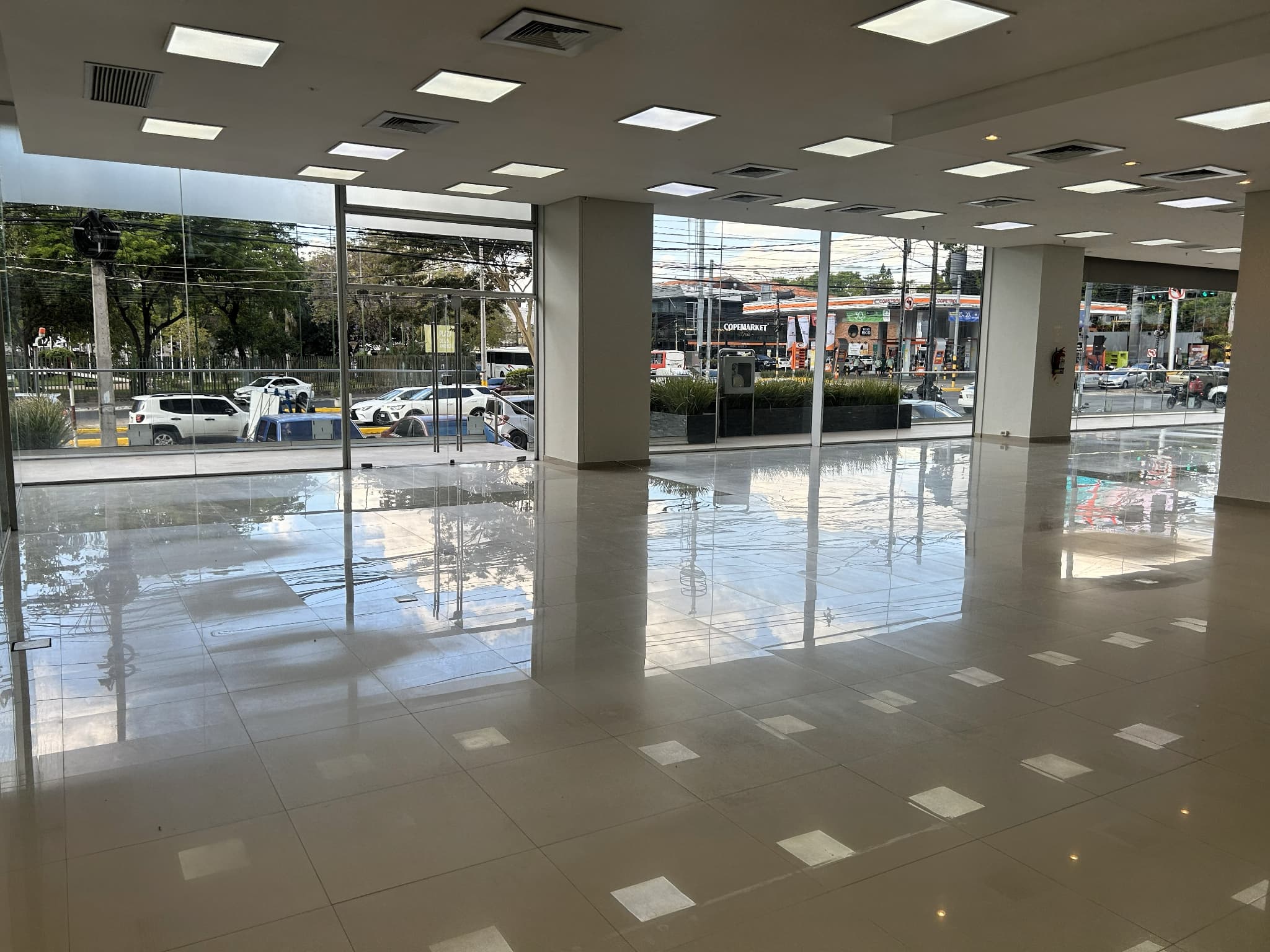 Local Comercial Showroom Sobre Avenida Mcal. Lopez — foto 3