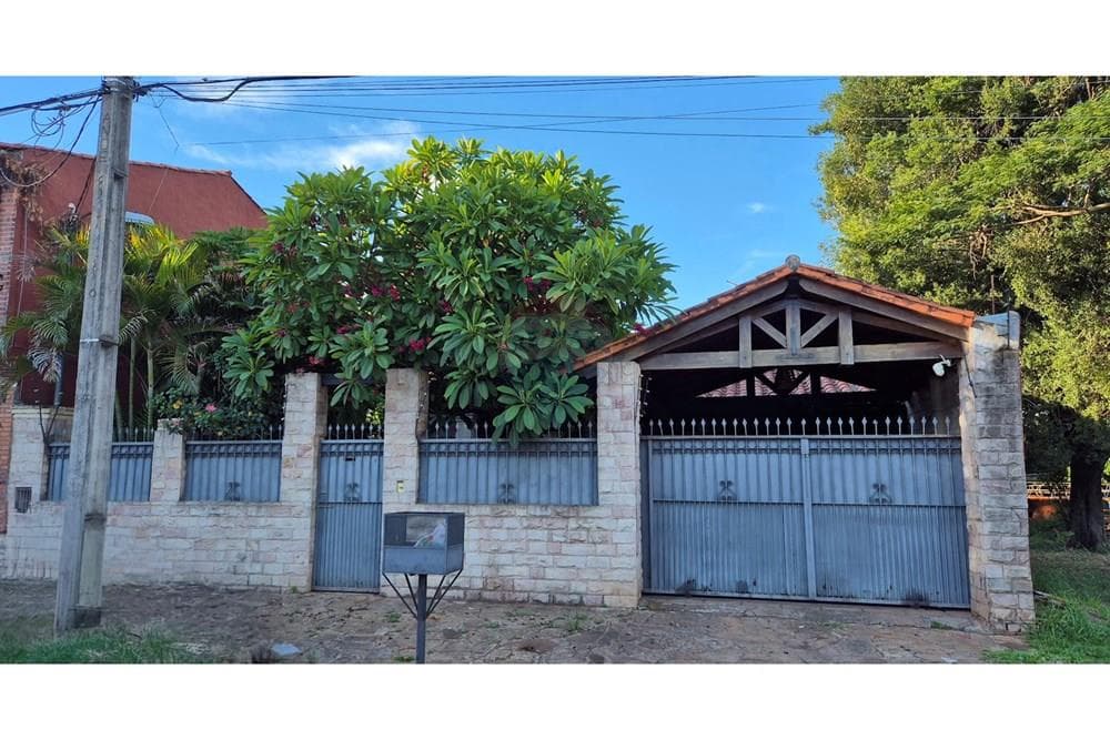 J.A. Gran Oportunidad en Luque – Amplia Casa Familiar