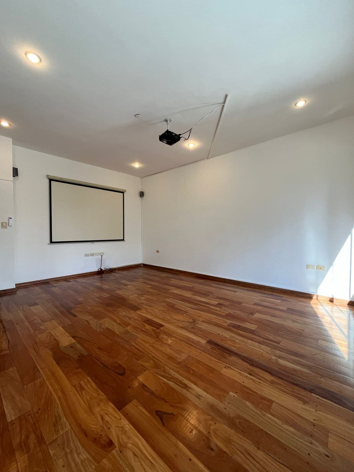 Casa de Lujo en Alquiler – Zona CURDA | Barrio Mburucuyá, foto 3