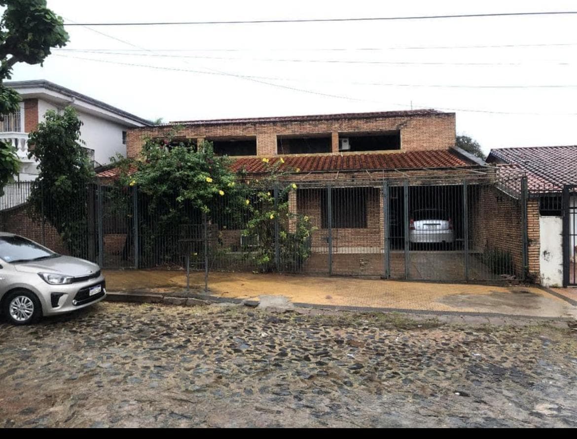 Amplia Residencia En El Barrio Santa Librada De Asunción, a excelente precio