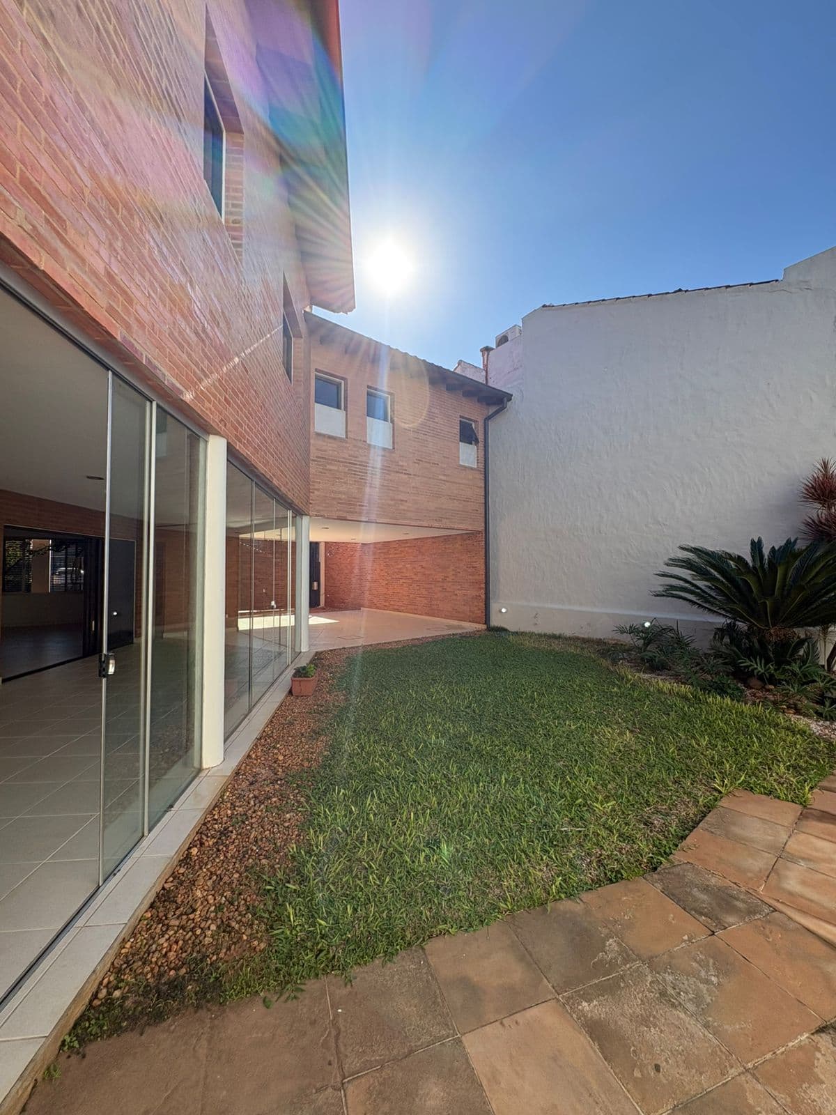 Alquilo hermosa casa con quincho y piscina en zona col. Del sol – villa aurelia