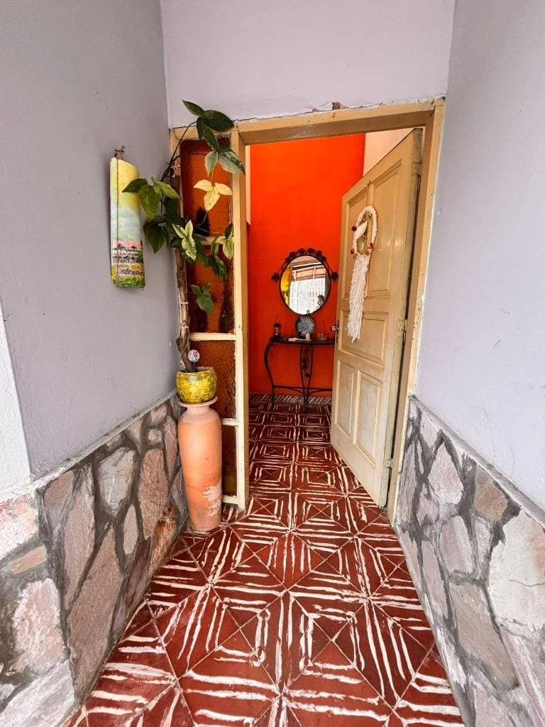 Terreno con casa a refaccionar en barrio san vicente, foto 2