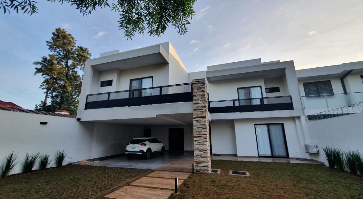 Alquilo Amplia Y Hermosa Residencia! Barrio Mcal Estigarribia
