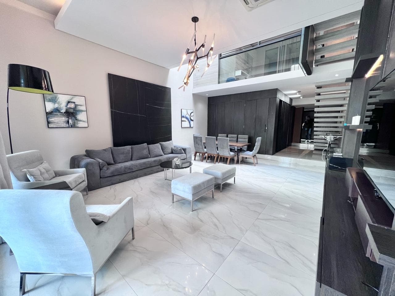 En Alquiler Moderna Casa de 3 Suites Barrio Herrera con muebles, foto 4
