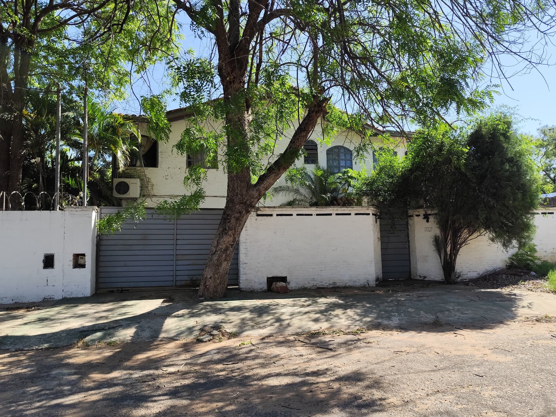 Casa a refaccionar con amplios espacios