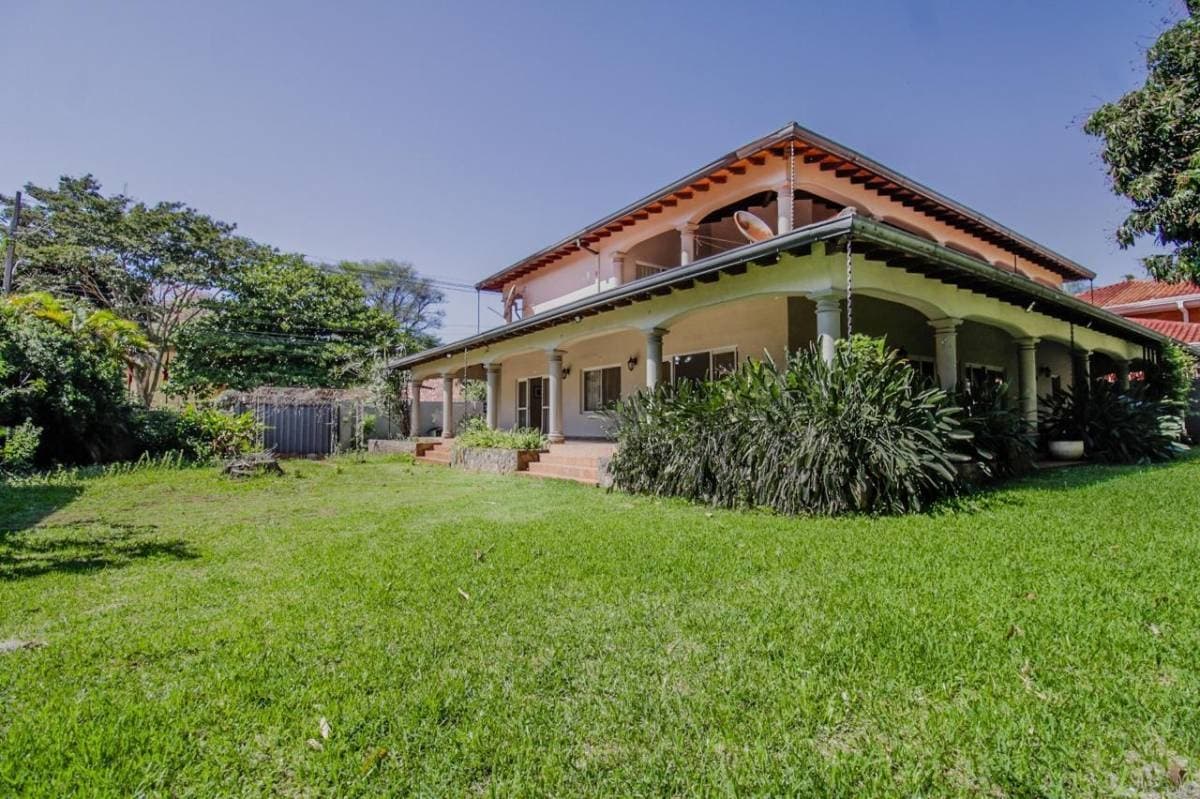amplia residencia en barrio mcal. Estigarribia 1500 m2, foto 2