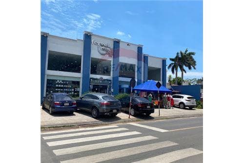 Alquilo importante local comercial