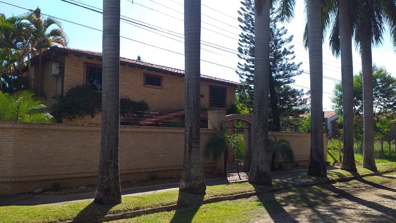 Casa en Esquina en Barrio Mburucuya. Zona Primer Presidente, foto 1