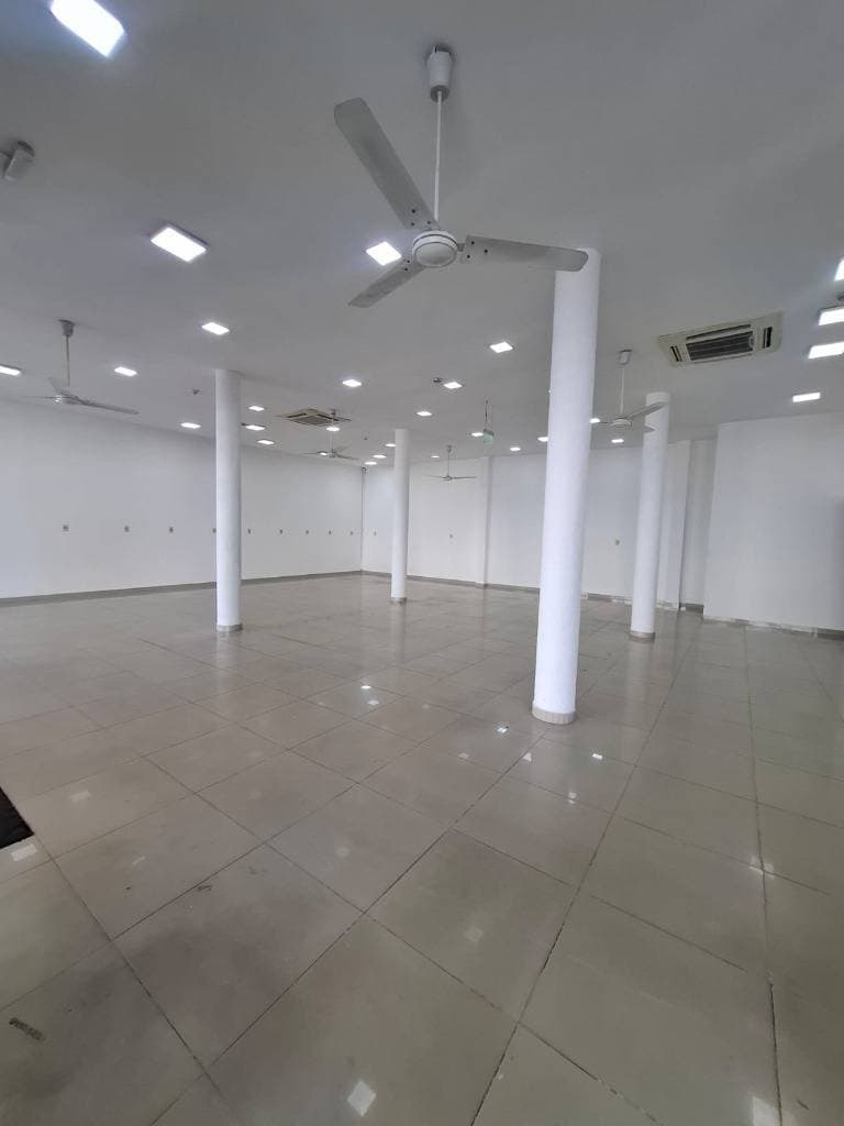 Salón comercial de 2 pisos en el centro de San Lorenzo, foto 4