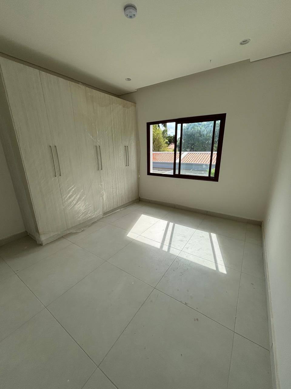 EN ALQUILER - Casa de 3 dormitorios en suite en B° Ykua sati, foto 3