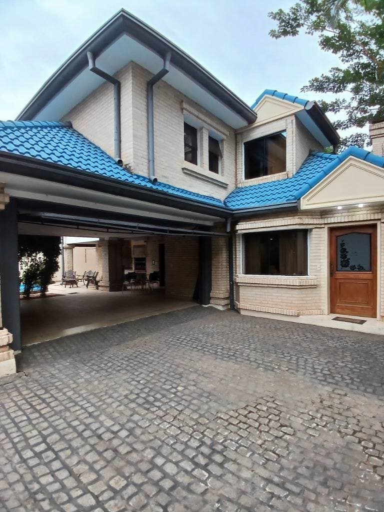 Alquilo casa en los laureles
