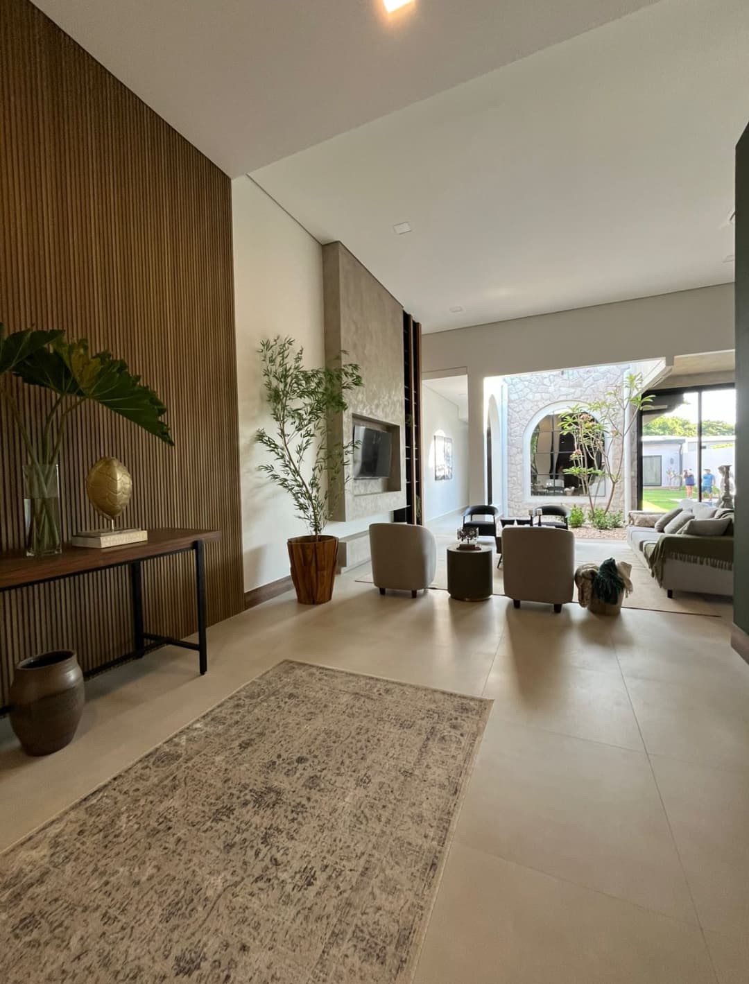 Alquilo casa de 4 hab. en suite toda en planta baja, Condominio- Z. Aeropuerto