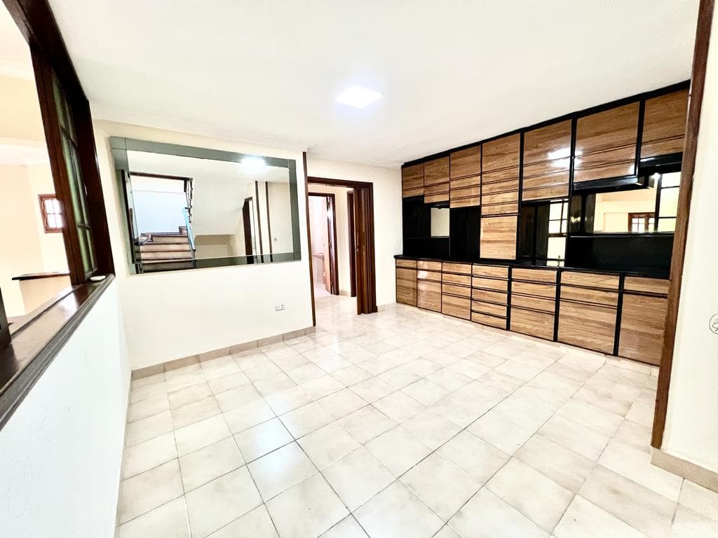 En Venta Amplía Casa En Esquina De 2 Plantas En Barrio Las Mercedes V084/, foto 5