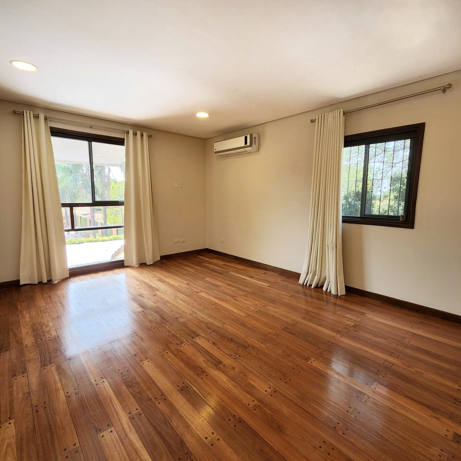 *en alquiler hermosa&nbsp;casa&nbsp;en condominio cerrado en ycua sati, foto 2