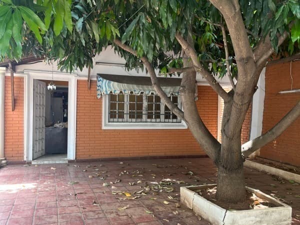 Casa con amplio patio sobre la avda. Rodríguez de francia, foto 1