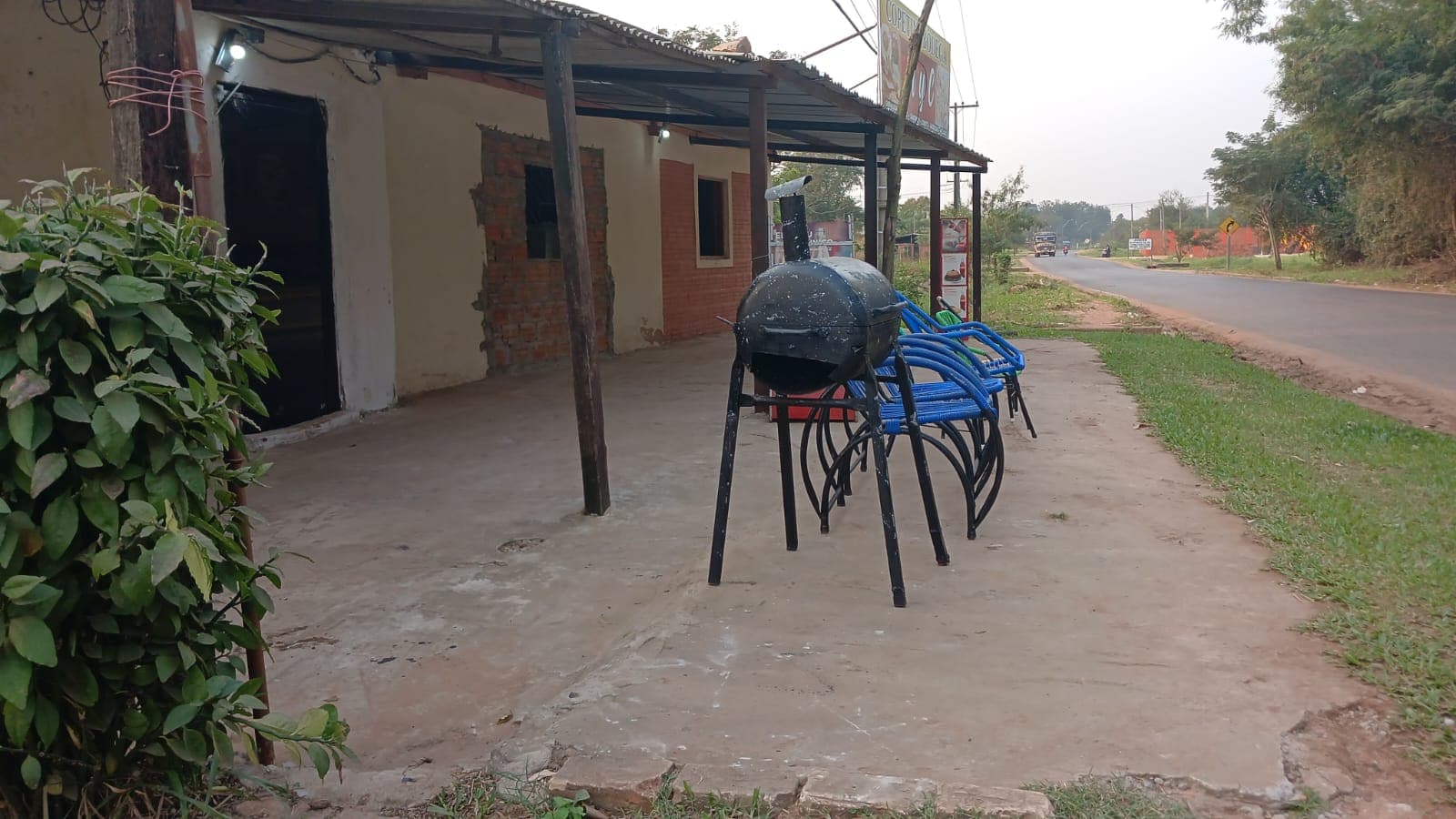 terreno con casita y un saloncito comercial en Limpio, foto 4