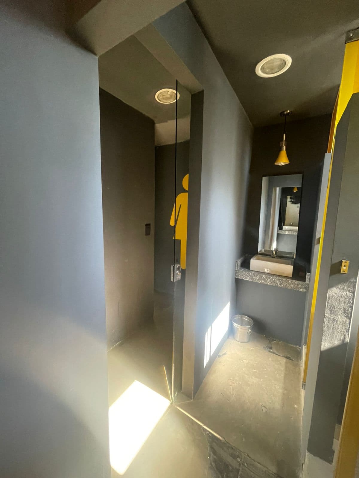 Edificio de oficinas de 3 pisos con depósitos amplios, foto 3