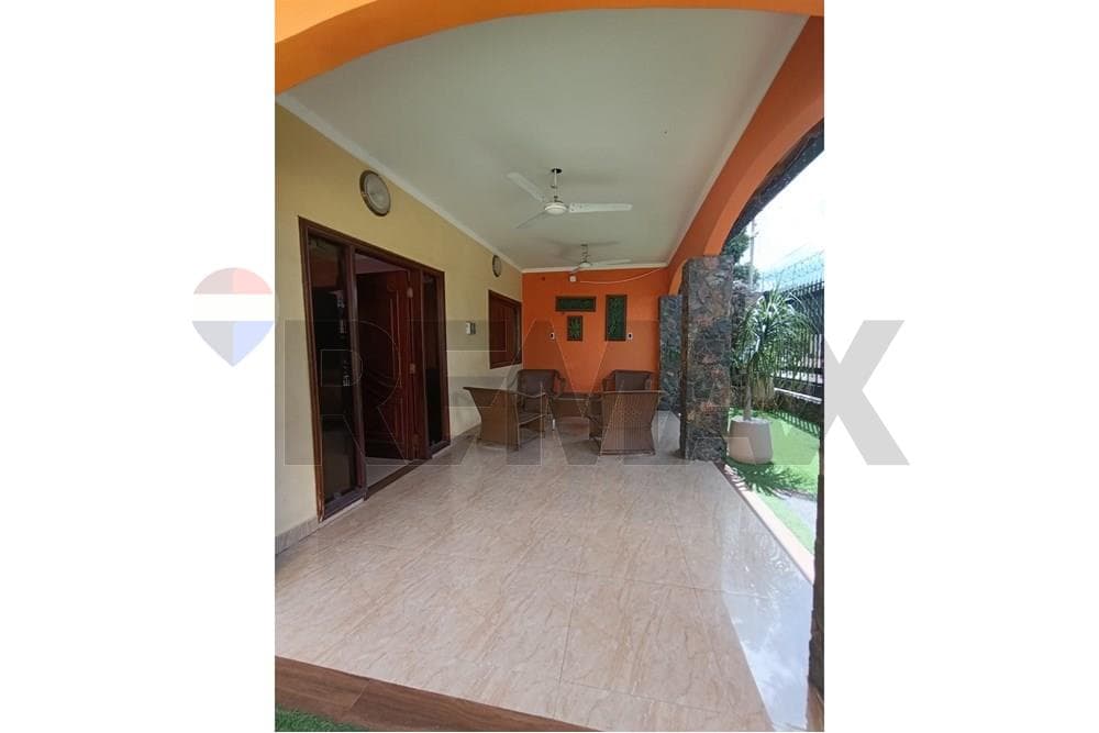 En venta amplia residencia en lambare, foto 2