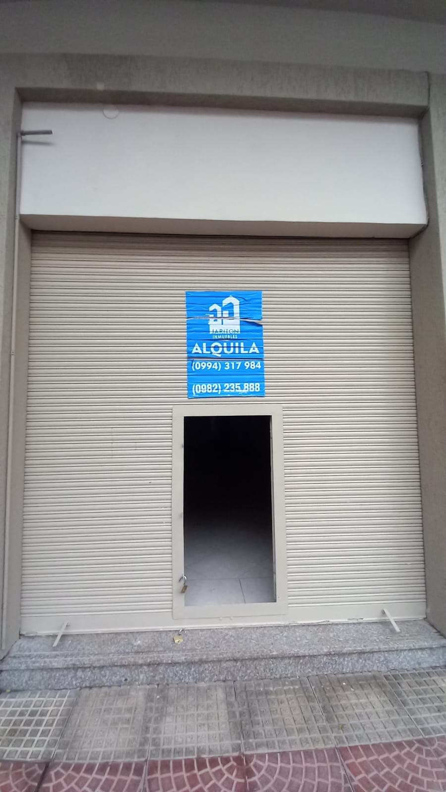 Salón comercial sobre pasaje molas y cerro cora
