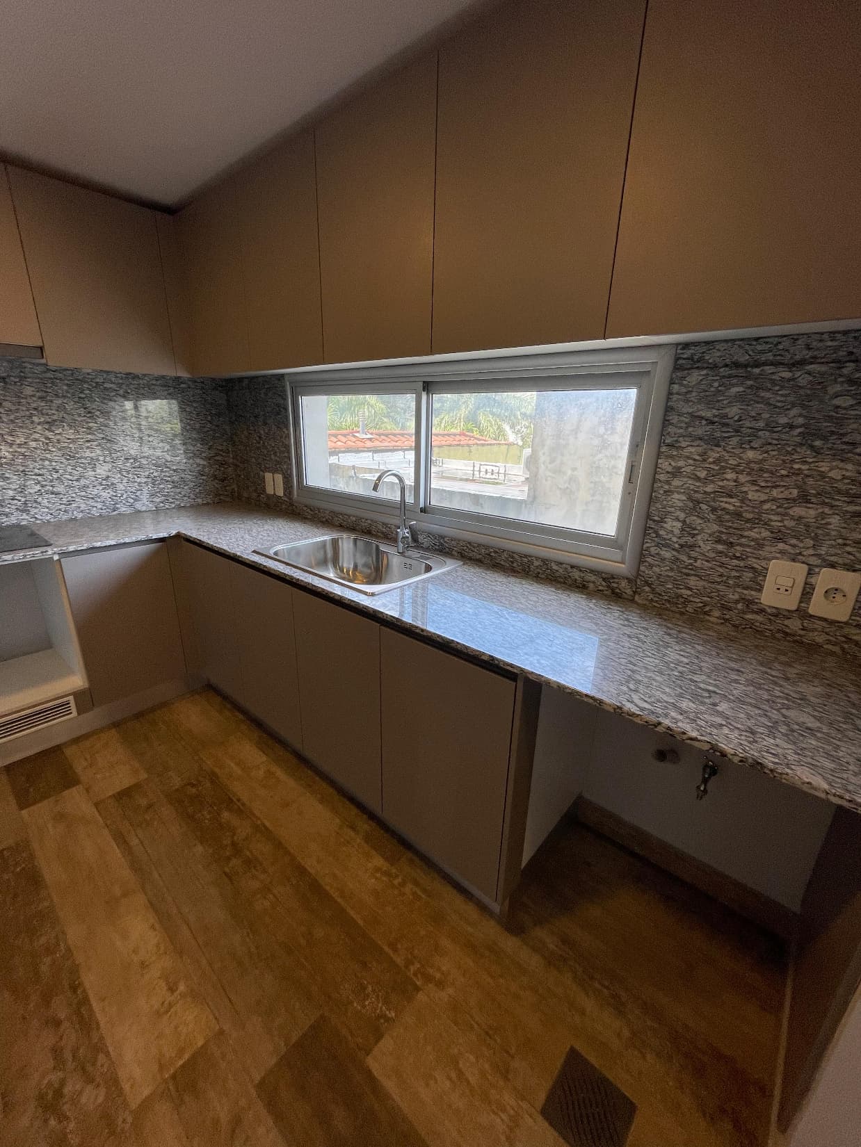 Villamorra en alquiler y venta amplio departamento de 2 dorm. 149m2 - cochera