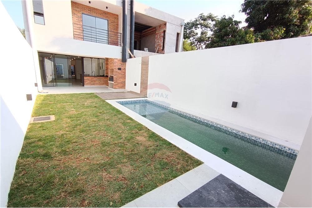 DUPLEX EN Luque Ubicado en Loma Merlo, a 1/2 cuadra de la avenida América
