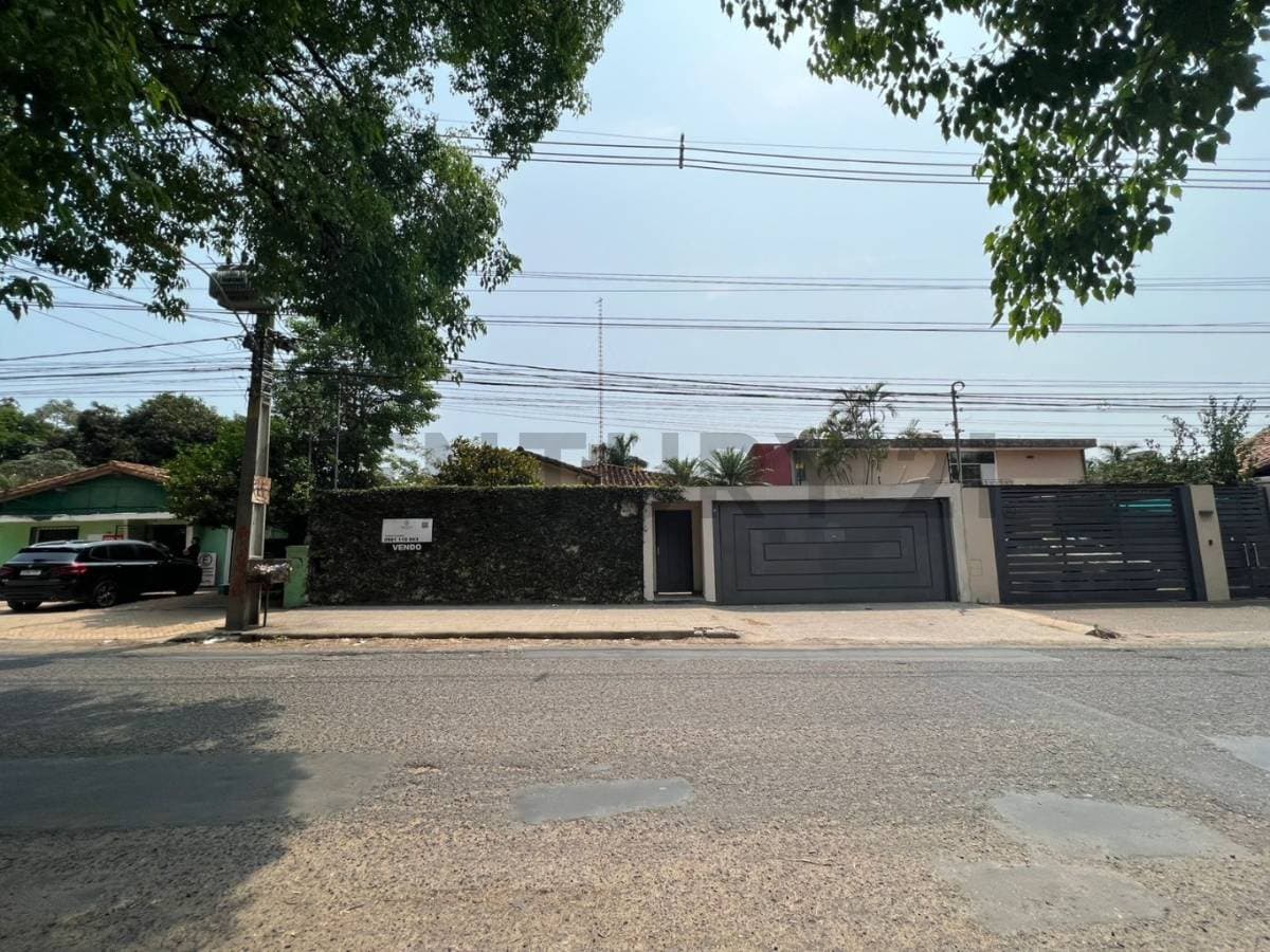 Amplia residencia ubicada estratégicamente sobre juan de salazar