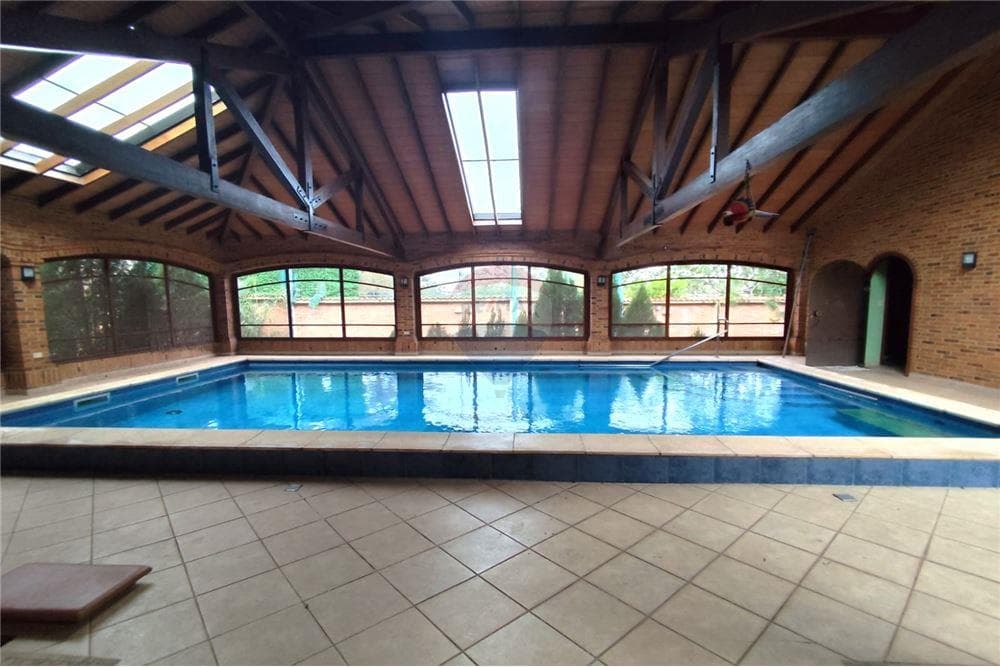 Lujosa residencia en venta en Bo. Surubi'i - MRA