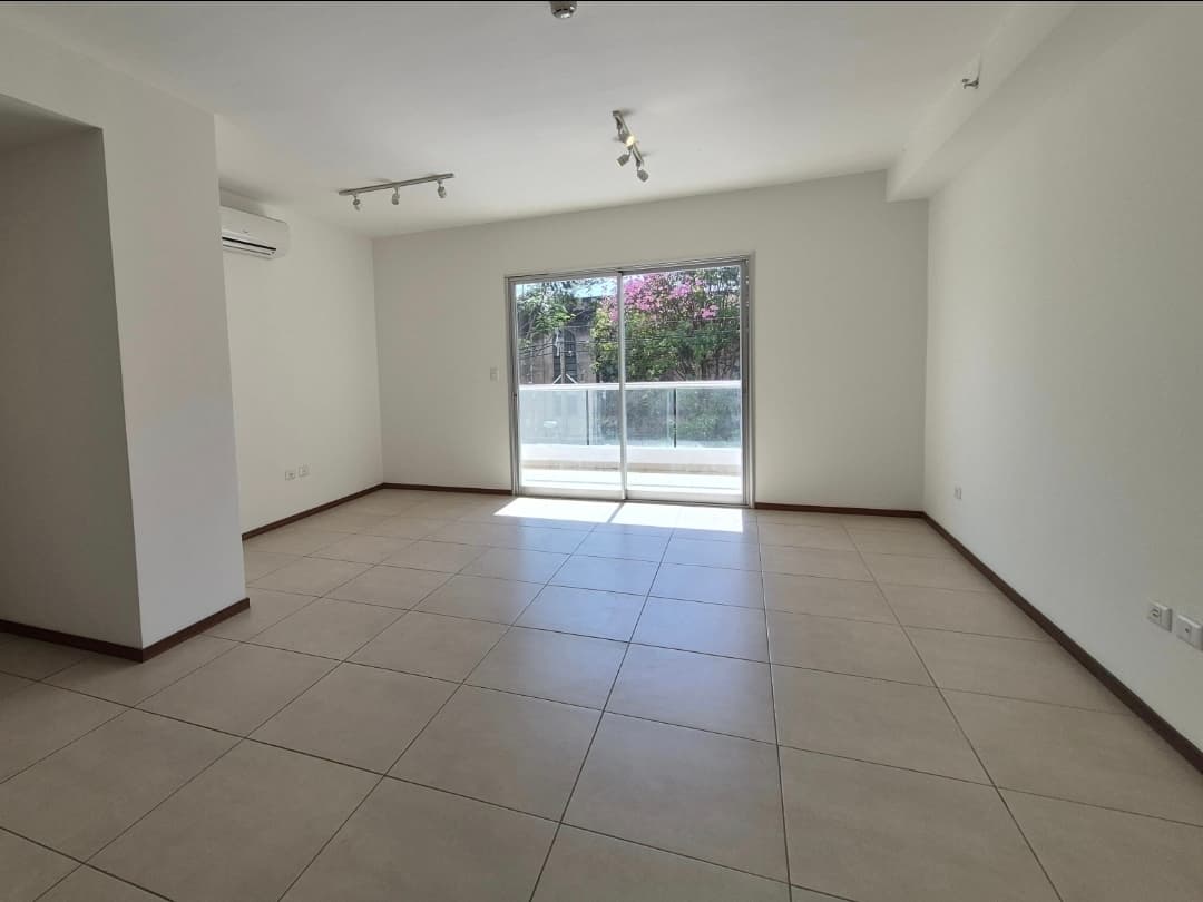 Hermoso Y Amplio Departamento Con 2 Dormitorios En Las Mercedes, Zona Inter
