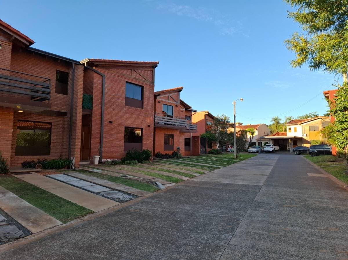 Dúplex en Barrio Cerrado, San Lorenzo, Zona Laguna Grande
