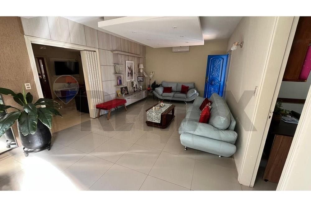 Vendo amplia casa en lambare