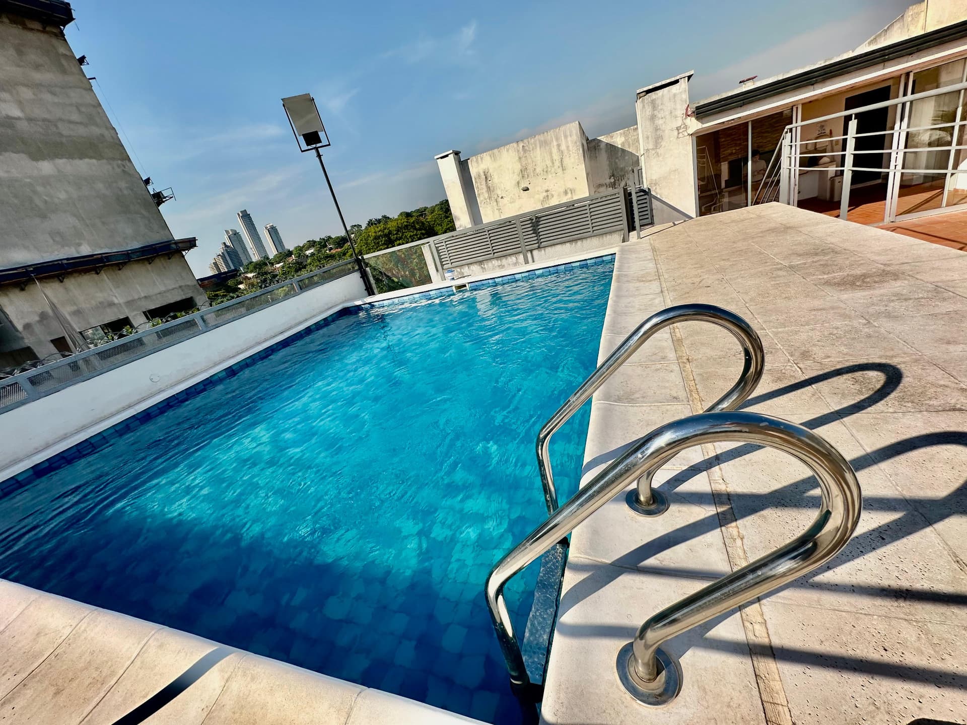 ALQUILO Departamento tipo Penthouse con terraza privada y semi-amoblada