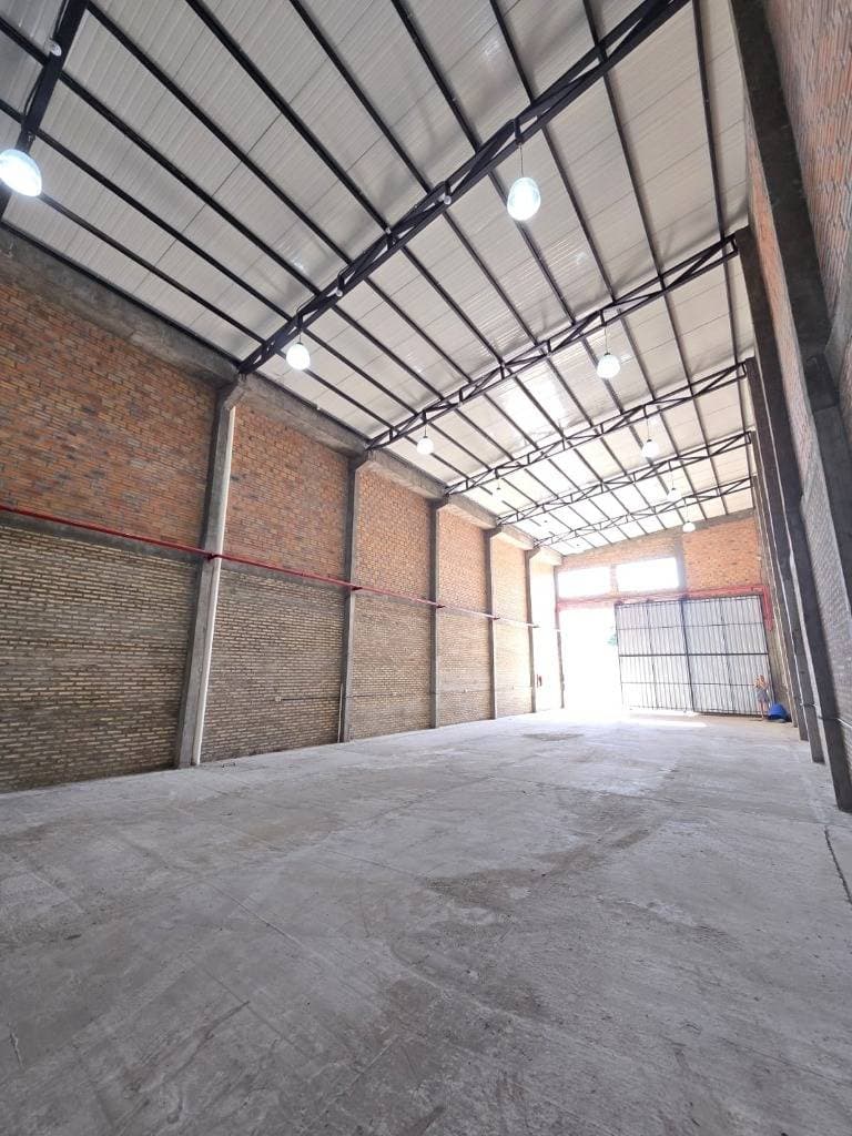 Amplio deposito con oficinas a 200 m de Artigas — foto 3