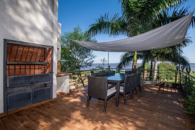 Lujosa Residencia con Amplio Patio sobre el lago Ypacaraí, foto 2