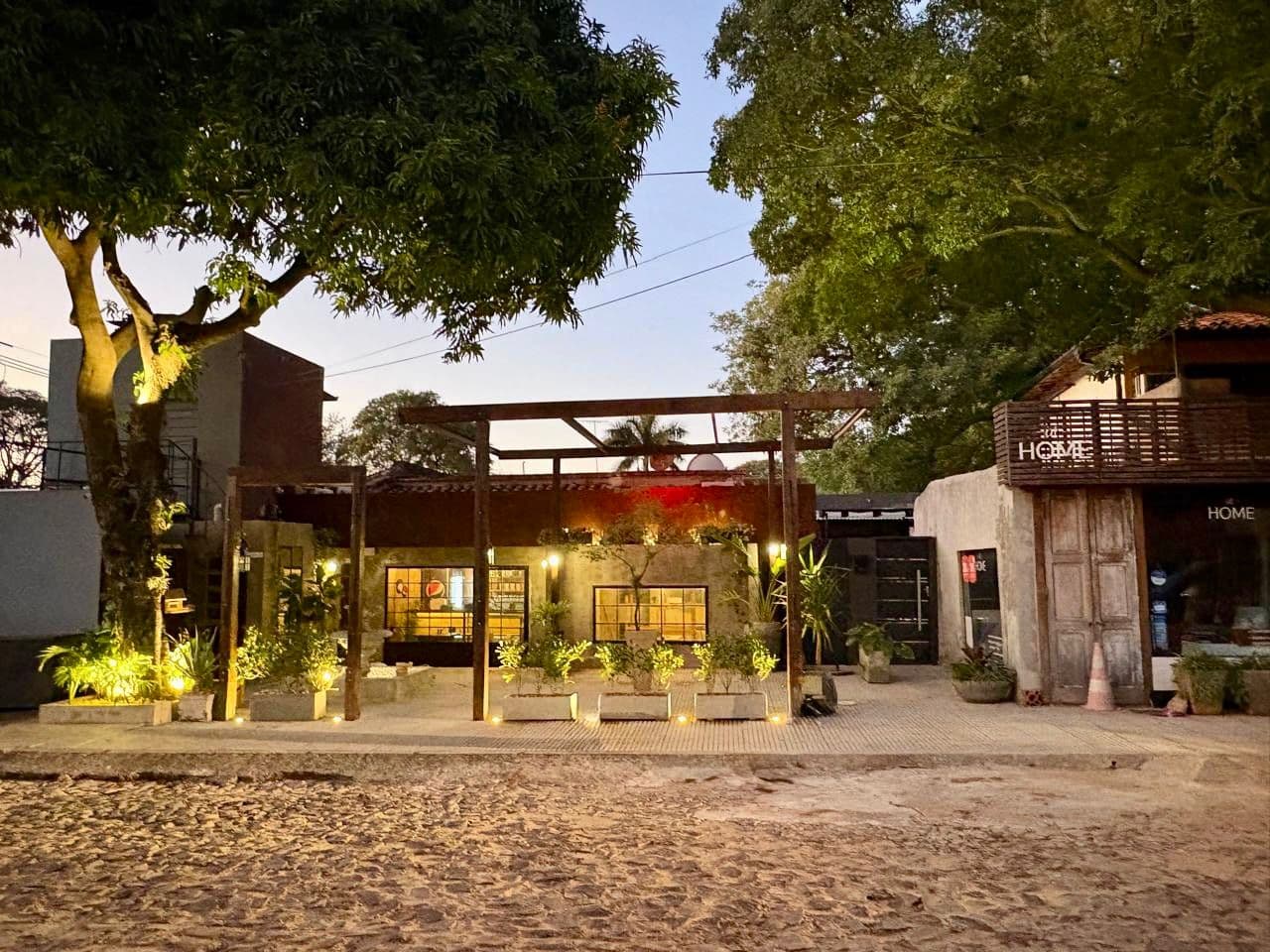 En alquiler local comercial/gastronómico en los laurele
