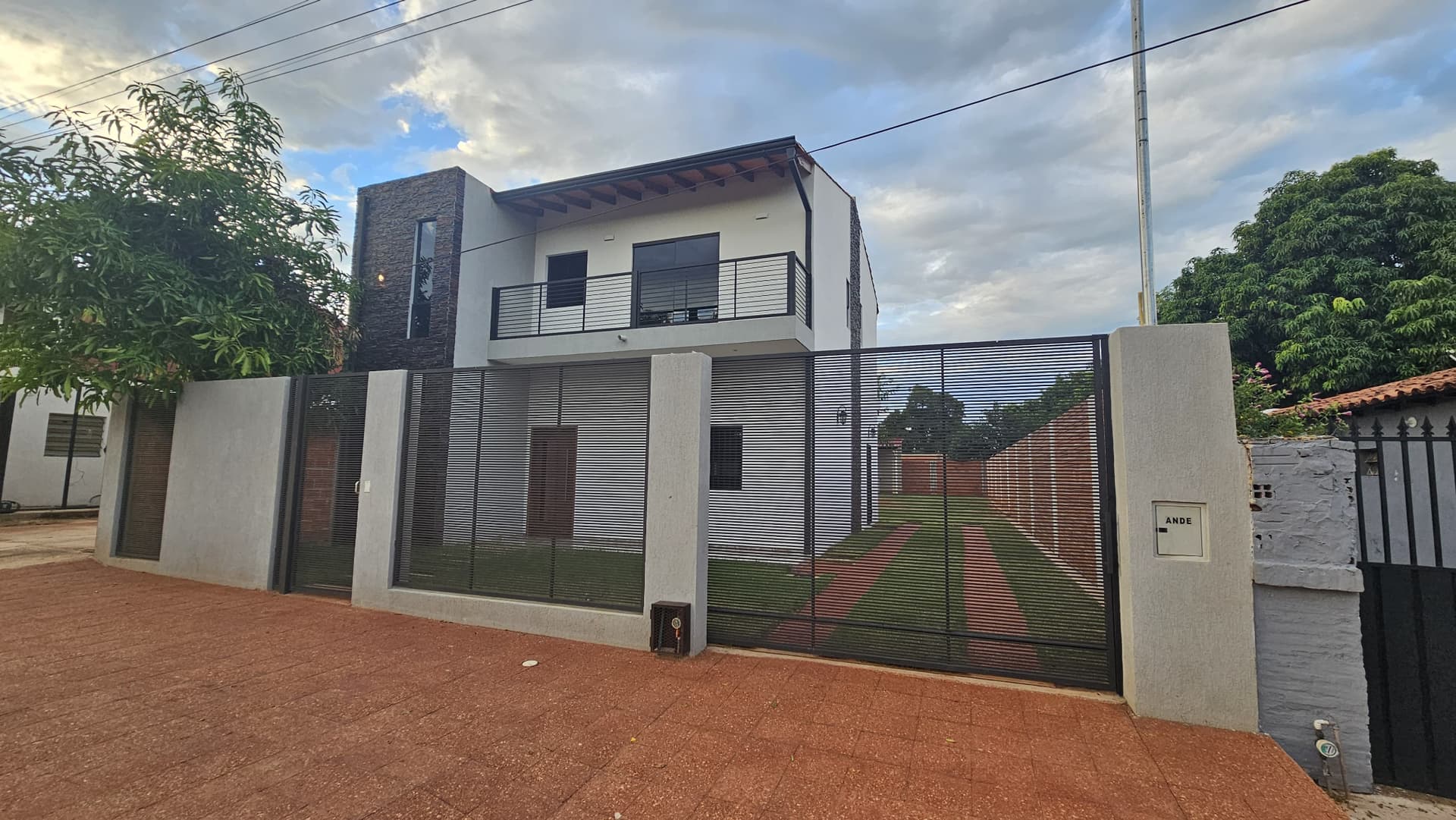 Vendo Casa en Capiata Zona Nuevo Poder Judicial