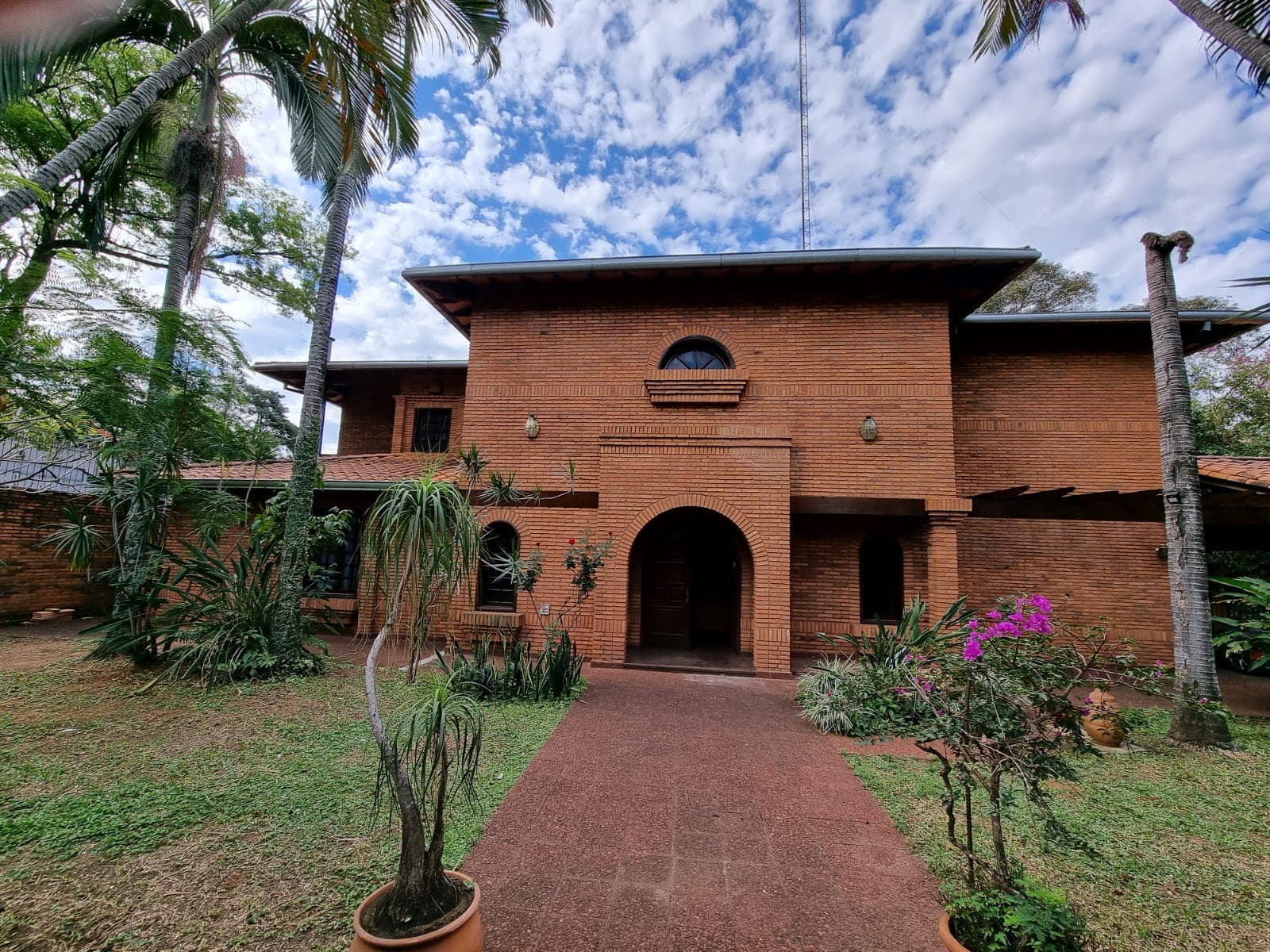 Alquilo casa residencial sobre avda.mcal.lopez