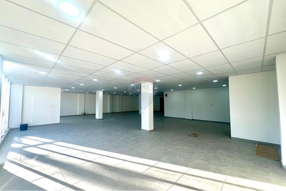 Salón comercial sobre Av. Fdo. de la Mora, foto 3