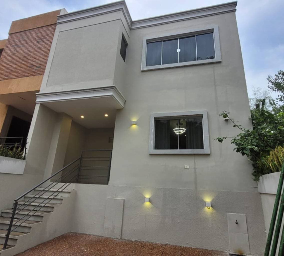 Vendo amplio duplex en lambare