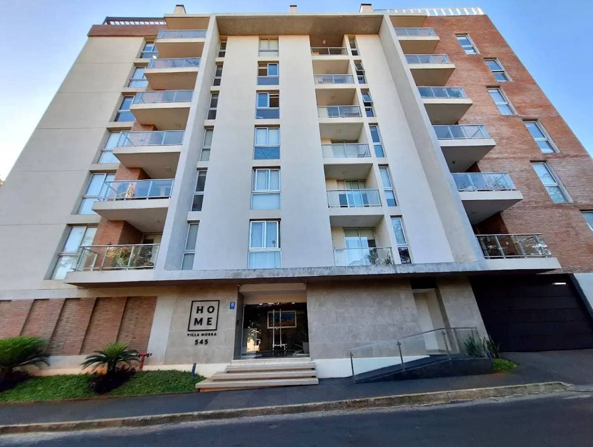 Departamento de tres dormitorios en venta en Villa Morra