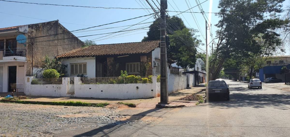 En MBURICAO, terreno con casa a demoler
