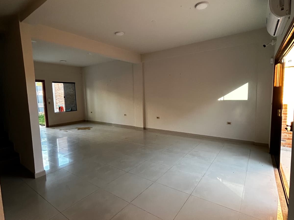Duplex en esquina en barrio mbachio Lambaré, foto 4