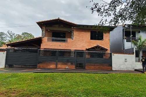 Alquilo hermosa casa con piscina en Villa Elisa