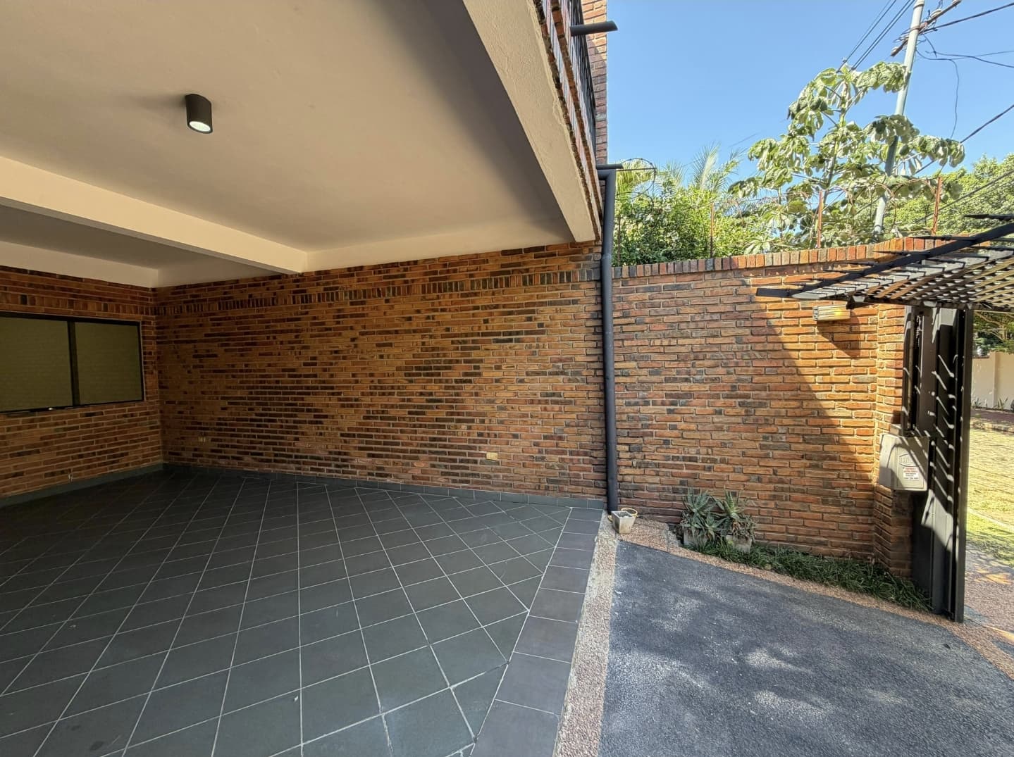 Alquilo hermosa casa pareada en el barrio mburucuyá