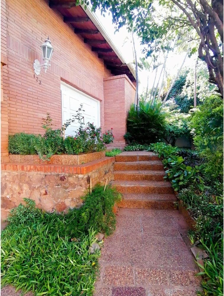 amplia casa en barrio tembetary, foto 3