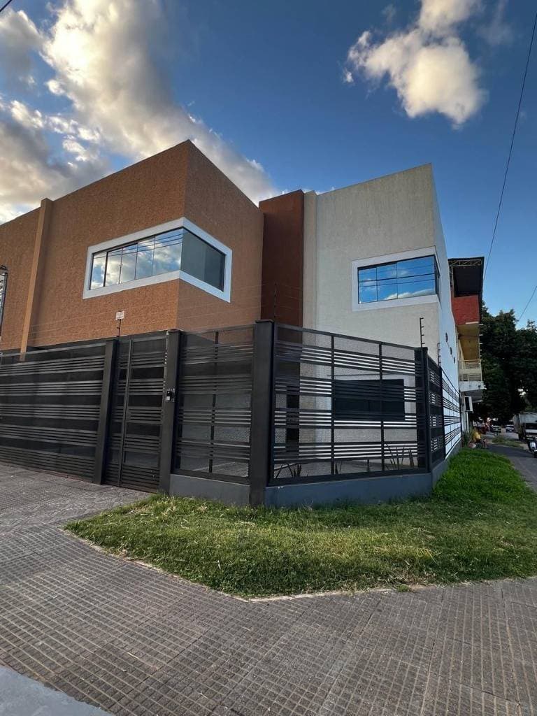 Alquilo duplex en esquina en Lambaré