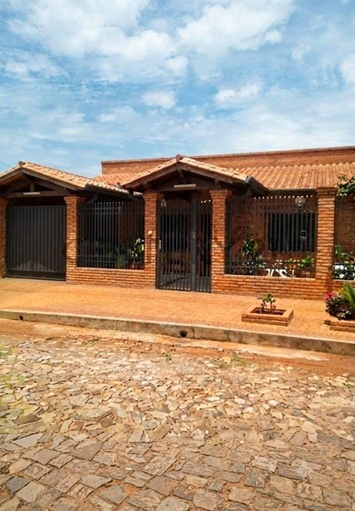 EN VENTA CASA EN Luque - YKUA DURE , a metros de la Avenida De Las Residentas