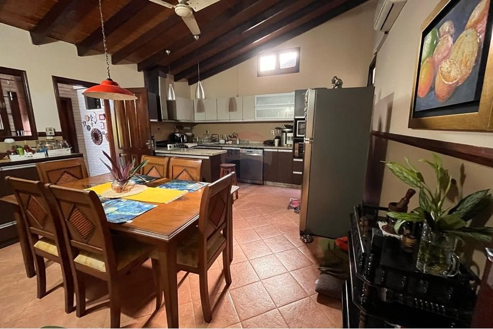 En venta residencia en barrio madame lynch, foto 2