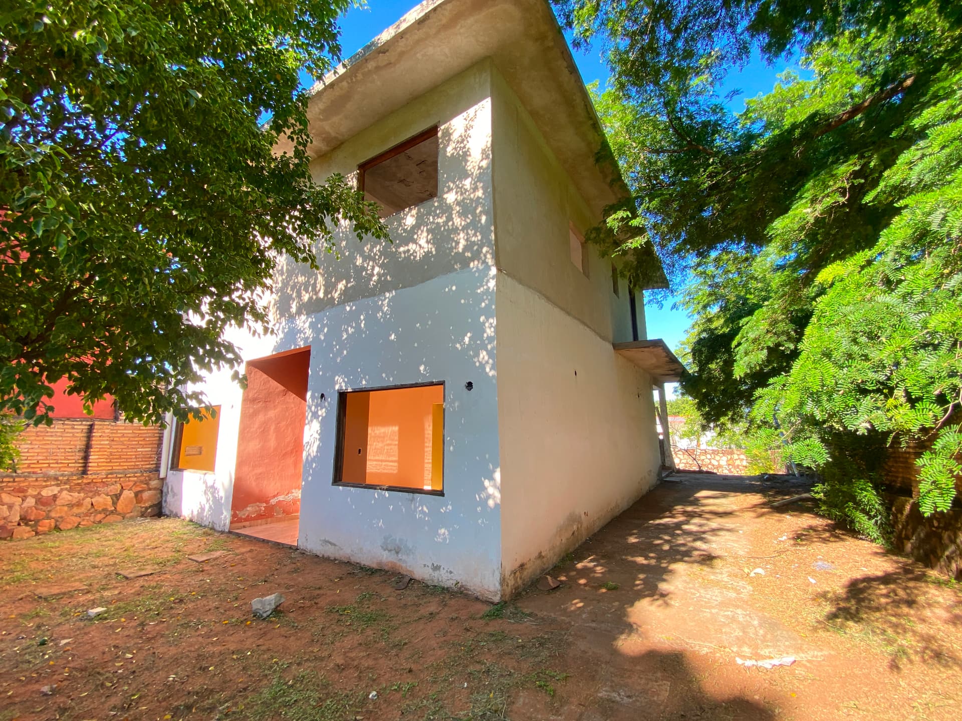 En venta terreno + casa a terminar - Lambaré